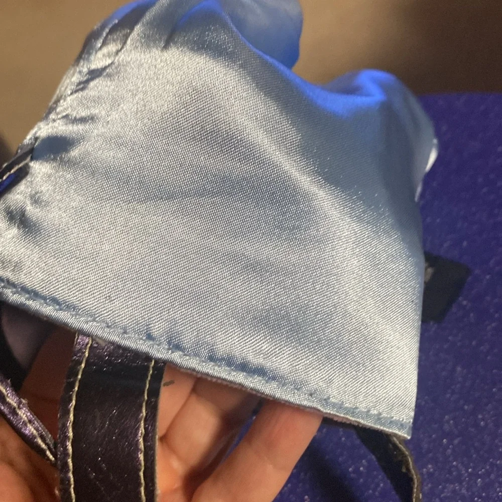 Gap velvet Kids lavender purse flaws the straps are peeling and on the side